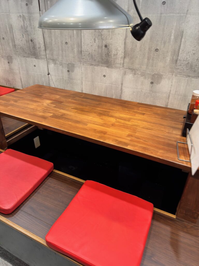 炭火焼さがんもんの店内。掘りごたつ式の座敷席がありゆったりできる空間
