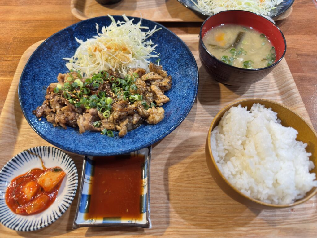 炭火焼さがんもんの平日限定じんちゃんセット。カルビとホルモンが炭火で香ばしく焼かれている