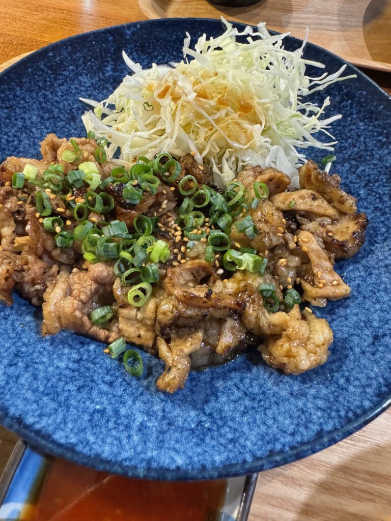 炭火焼さがんもんの平日限定じんちゃんセット。カルビとホルモンが炭火で香ばしく焼かれている