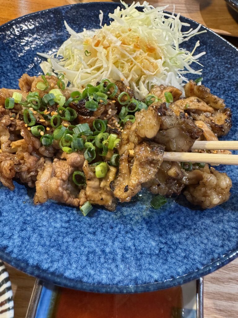 炭火で焼かれたホルモン。香ばしくぷりぷりした食感が特徴