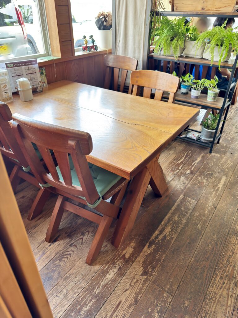佐賀県嬉野市のカフェレストランリーフの店内