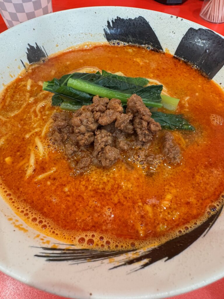 中華そばぜんぜんの担々麺。ごまの香りが豊かで辛さ控えめのマイルドな味わい