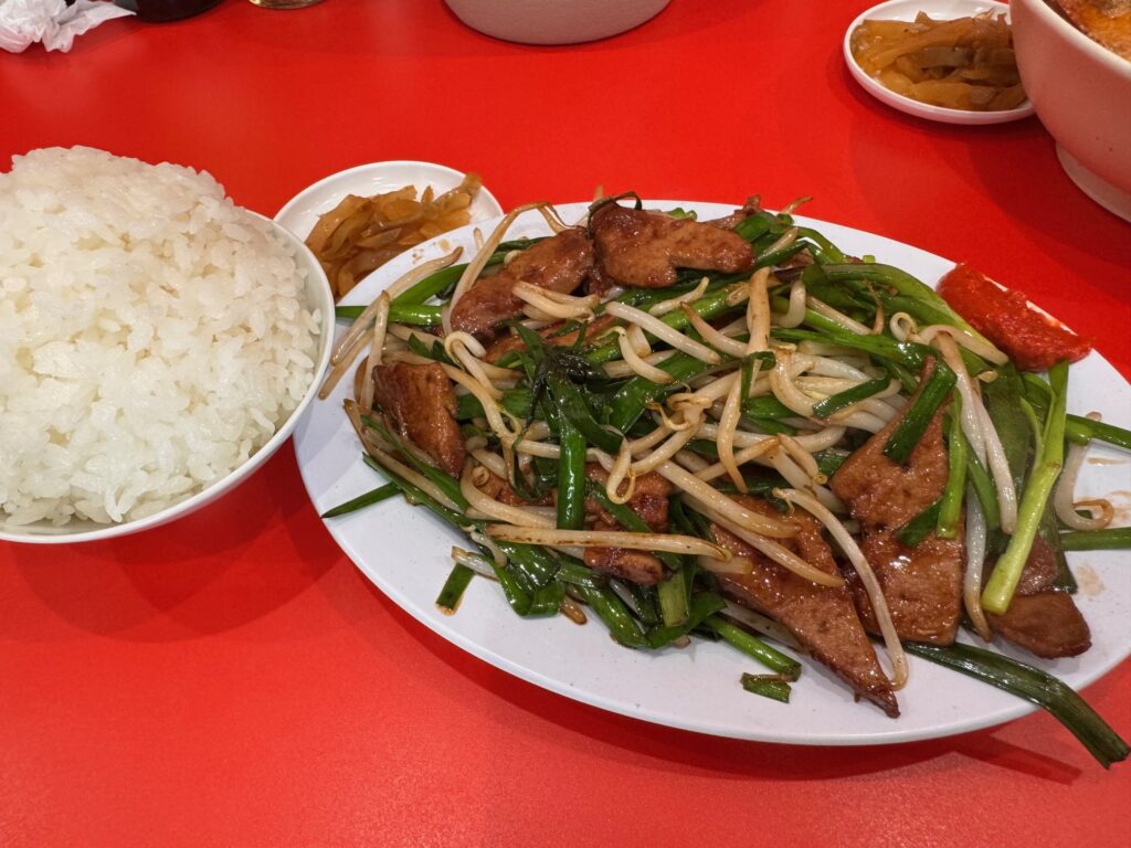 中華そばぜんぜんのレバニラ定食。厚切りレバーとシャキシャキ野菜で食べ応え抜群