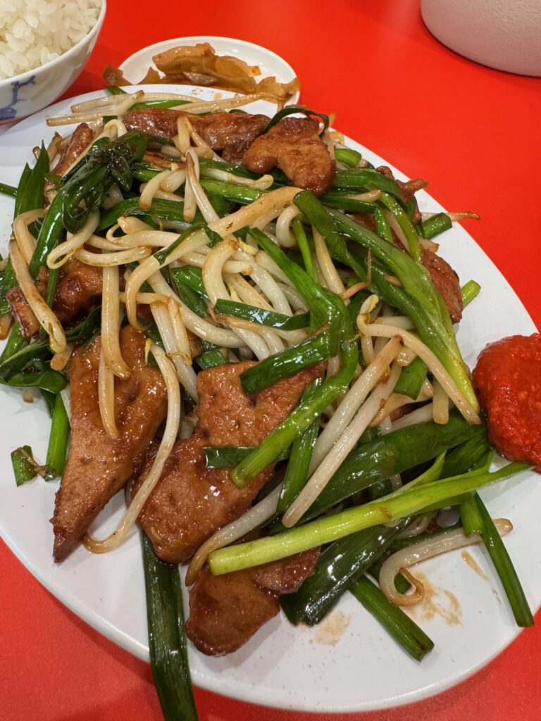 中華そばぜんぜんのレバニラ定食。厚切りレバーとシャキシャキ野菜で食べ応え抜群