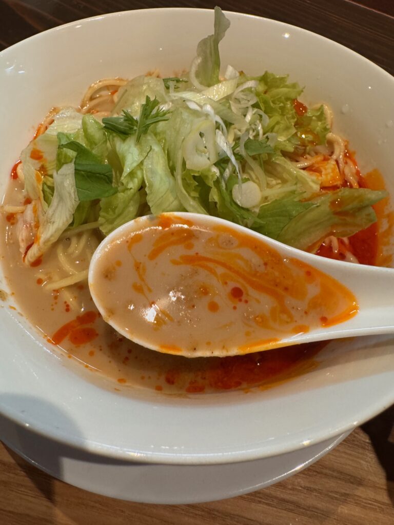 佐賀県小城市の中華料理ソンヨンで提供される冷やし担々麺。濃厚なゴマの風味とピリ辛の味わいが魅力