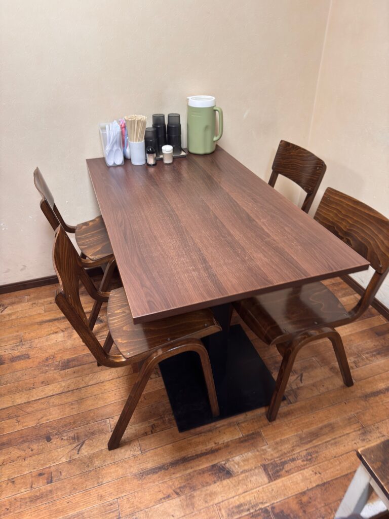 麺屋ぷいぷいの店内。カウンター席とテーブル席があり一人でも家族連れでも入りやすい