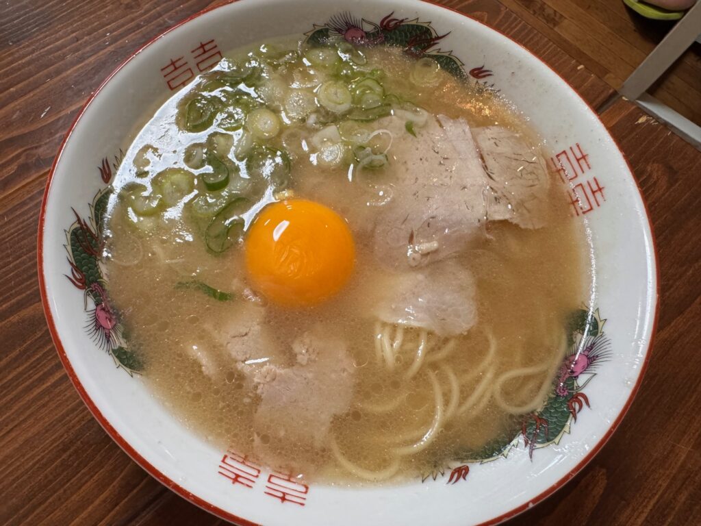 麺屋ぷいぷいの卵入り大盛りラーメン。透き通った豚骨スープに卵とチャーシューがのるTHE佐賀ラーメン