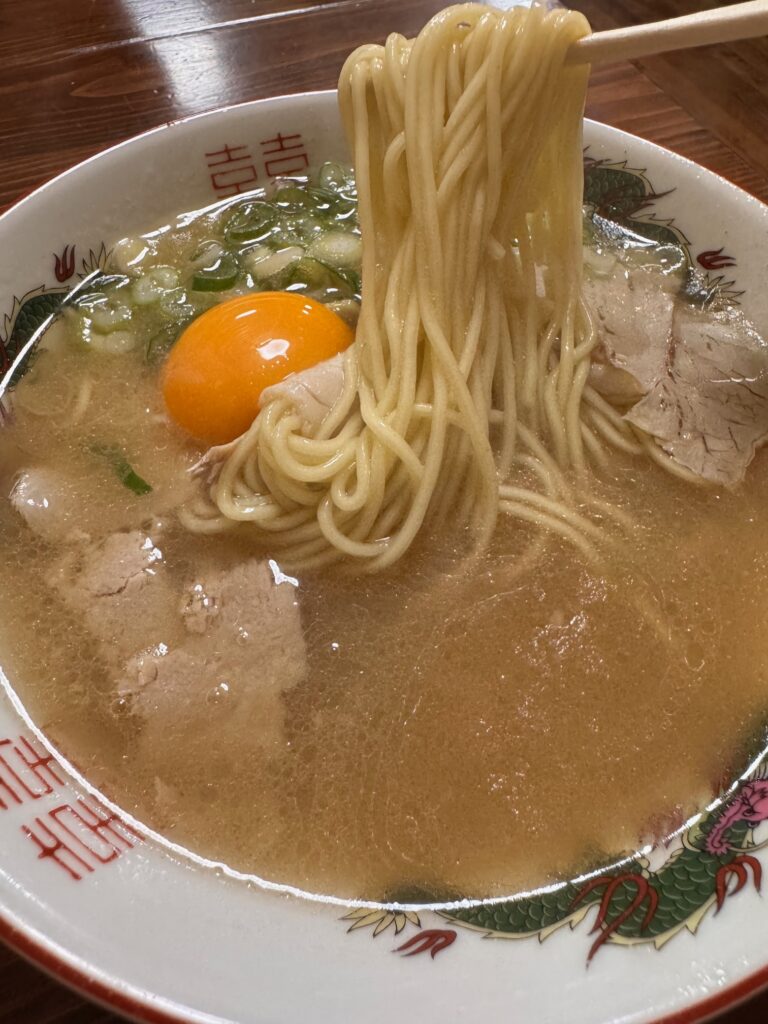 麺屋ぷいぷいの卵入り大盛りラーメン。透き通った豚骨スープに卵とチャーシューがのるTHE佐賀ラーメン