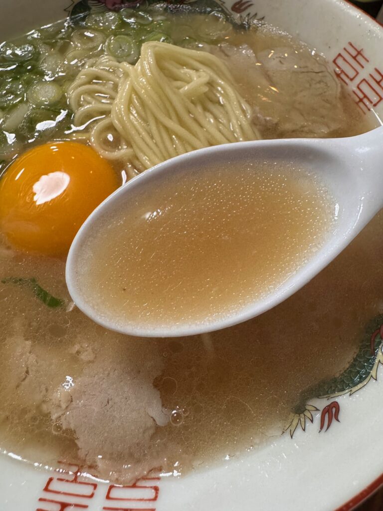 麺屋ぷいぷいの卵入り大盛りラーメン。透き通った豚骨スープに卵とチャーシューがのるTHE佐賀ラーメン