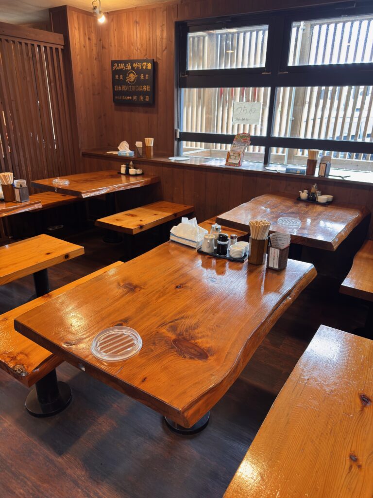 マルハチラーメン兵庫店の店内。綺麗で落ち着いた雰囲気