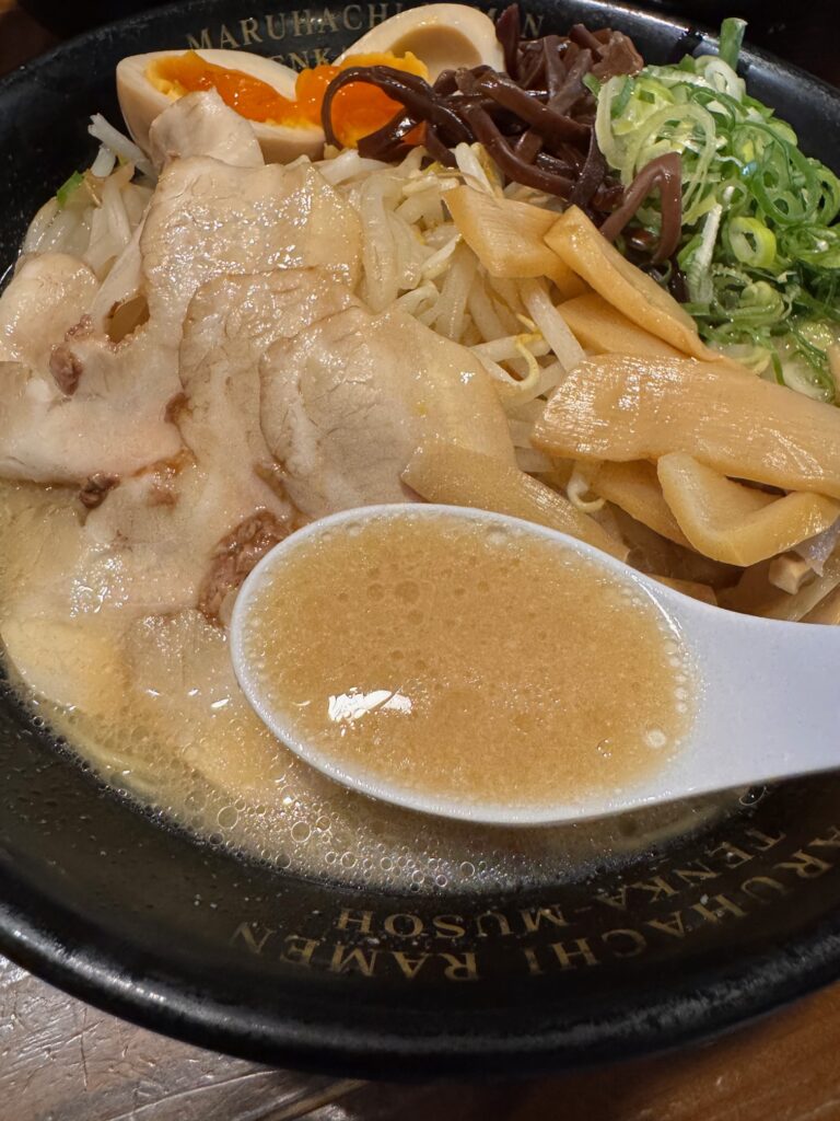 マルハチラーメンの全部のせラーメン。チャーシューや煮玉子、もやしなど具材たっぷりで迫力ある一杯