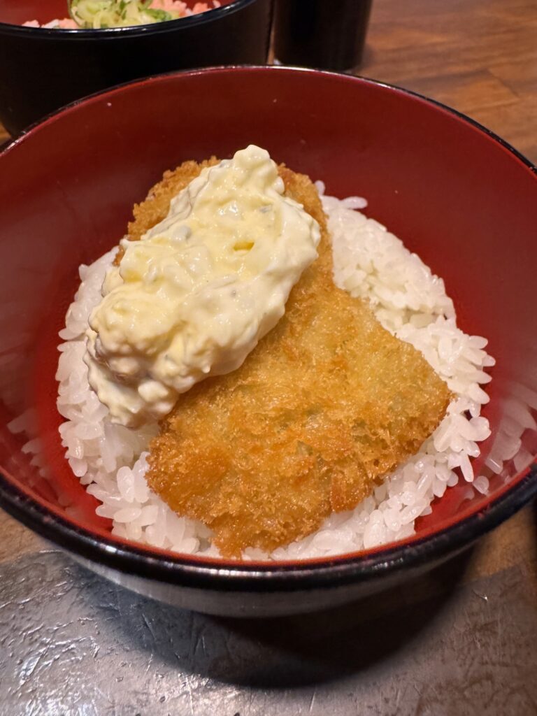 マルハチラーメンのアジフライ丼。揚げたてのアジフライにタルタルソースがかかりご飯との相性も抜群