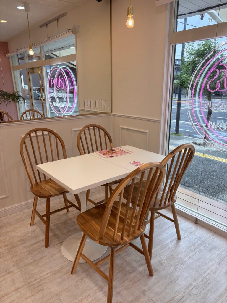 PLUS ヨーグルト×アサイー 佐賀店の店内