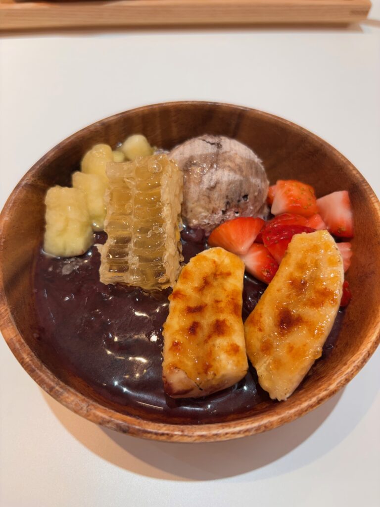 PLUS ヨーグルト×アサイー 佐賀店のカスタム巣蜜×アサイーボウル