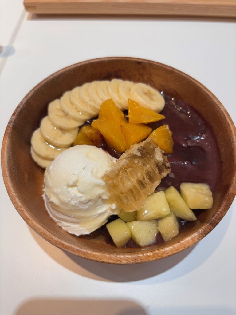 PLUS ヨーグルト×アサイー 佐賀店のカスタム巣蜜×アサイーボウル