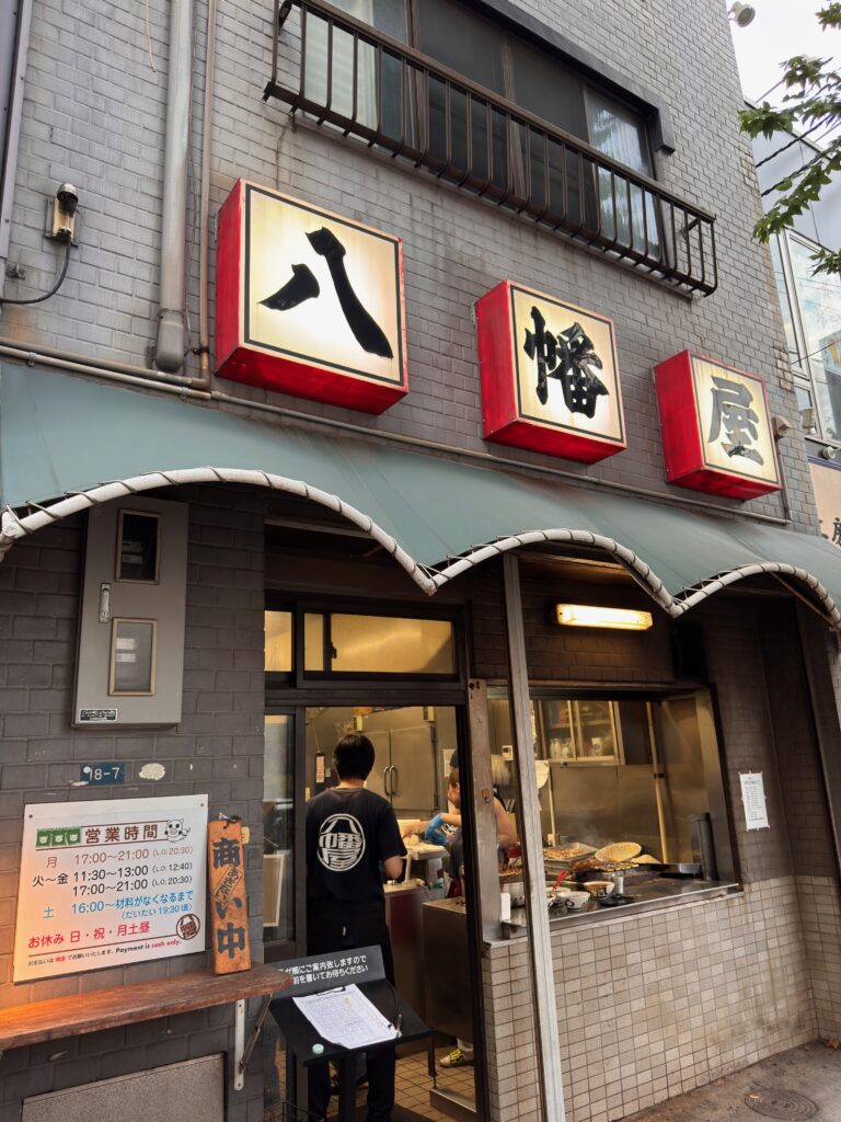 名古屋・八幡屋の外観。提灯が並ぶ昭和レトロな店構え