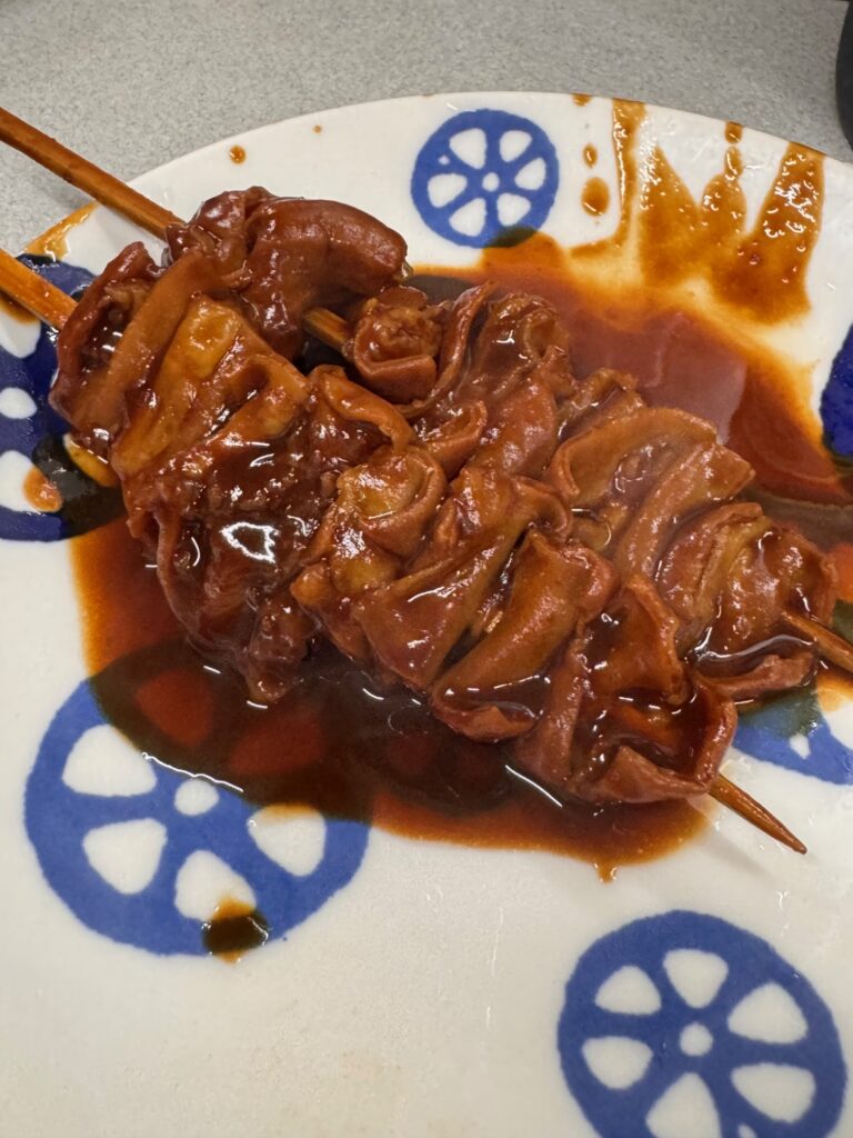 八幡屋の濃厚味噌だれが絡む串カツ。衣はサクッと軽い口当たり