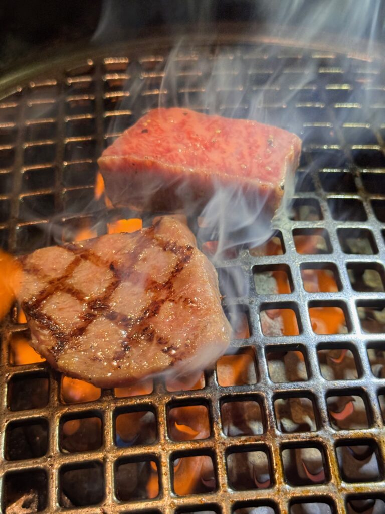 佐賀にある焼肉季咲楽の網で焼く和牛イチボ