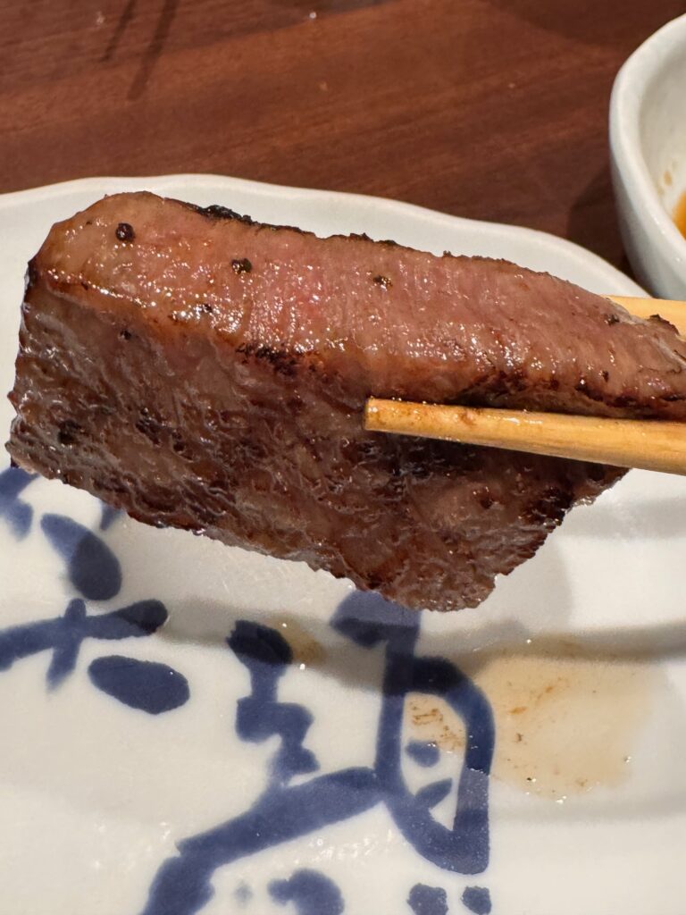 佐賀にある焼肉季咲楽の網で焼く和牛イチボ