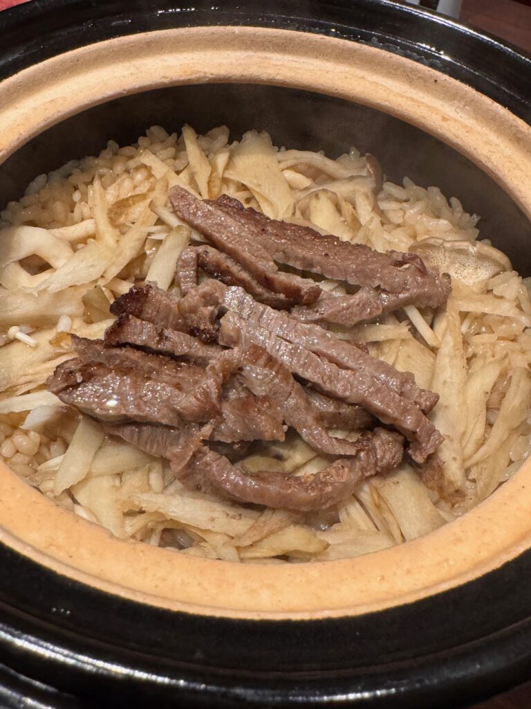 佐賀にある焼肉季咲楽の和牛炊き込み土鍋ご飯