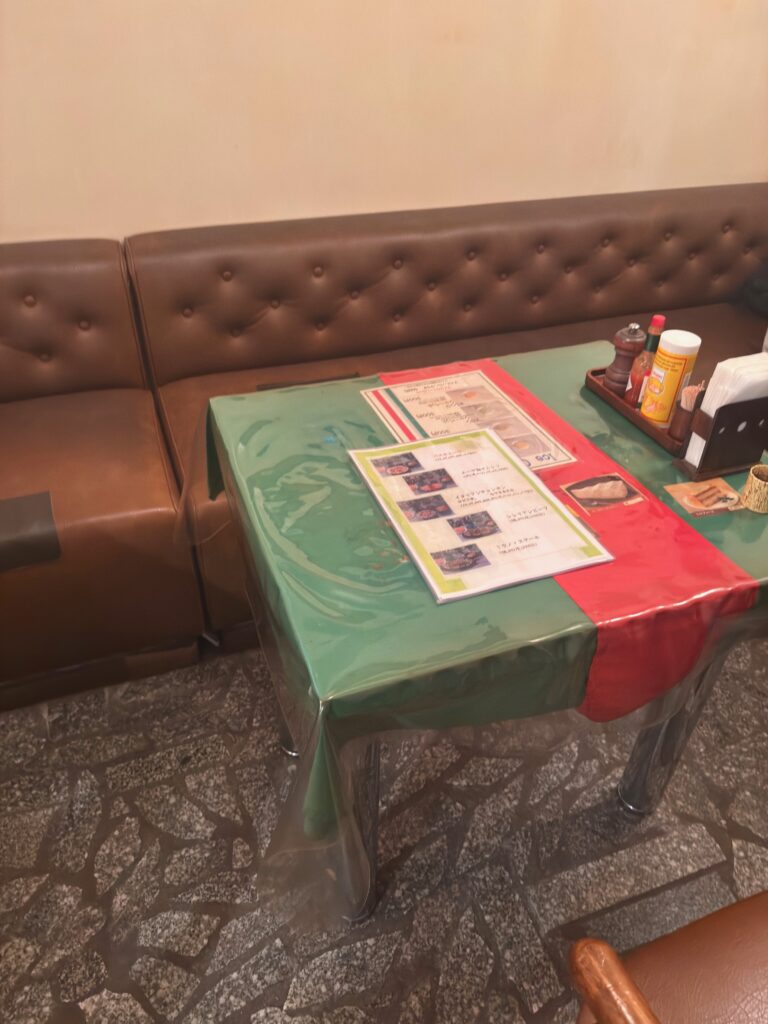 ペスカトーラ店内のテーブル席