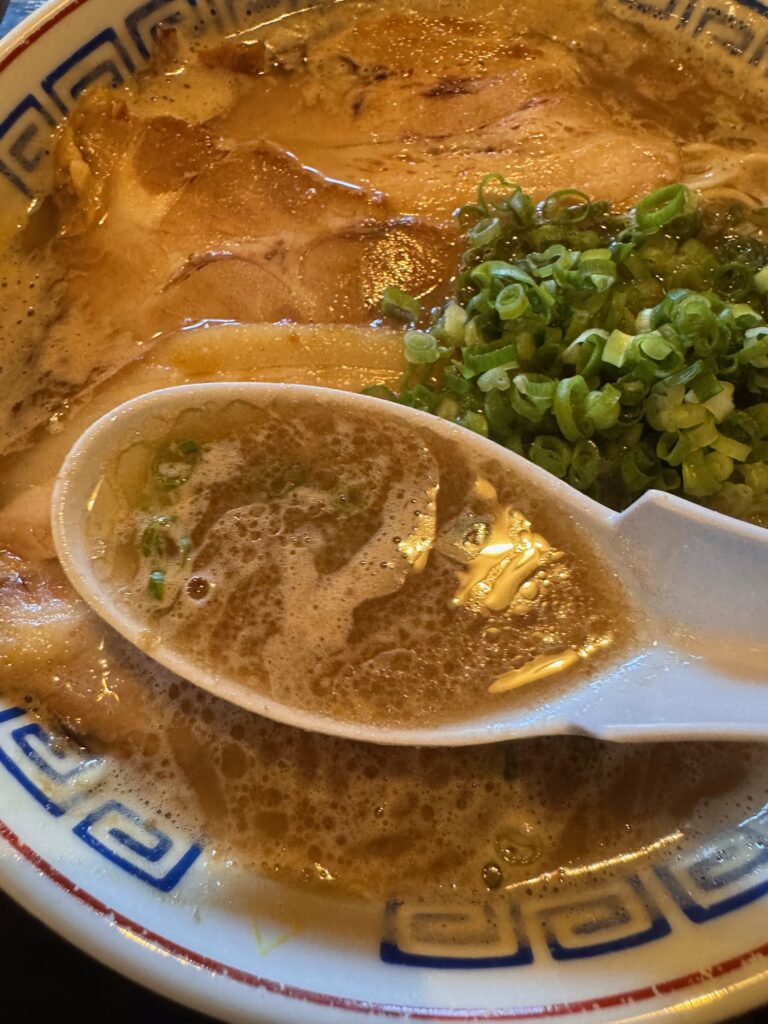 ひろちゃんラーメンの泡立つ豚骨スープ