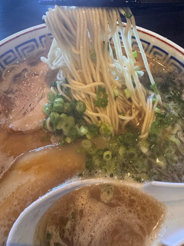 ひろちゃんラーメンの細麺を箸で持ち上げたところ