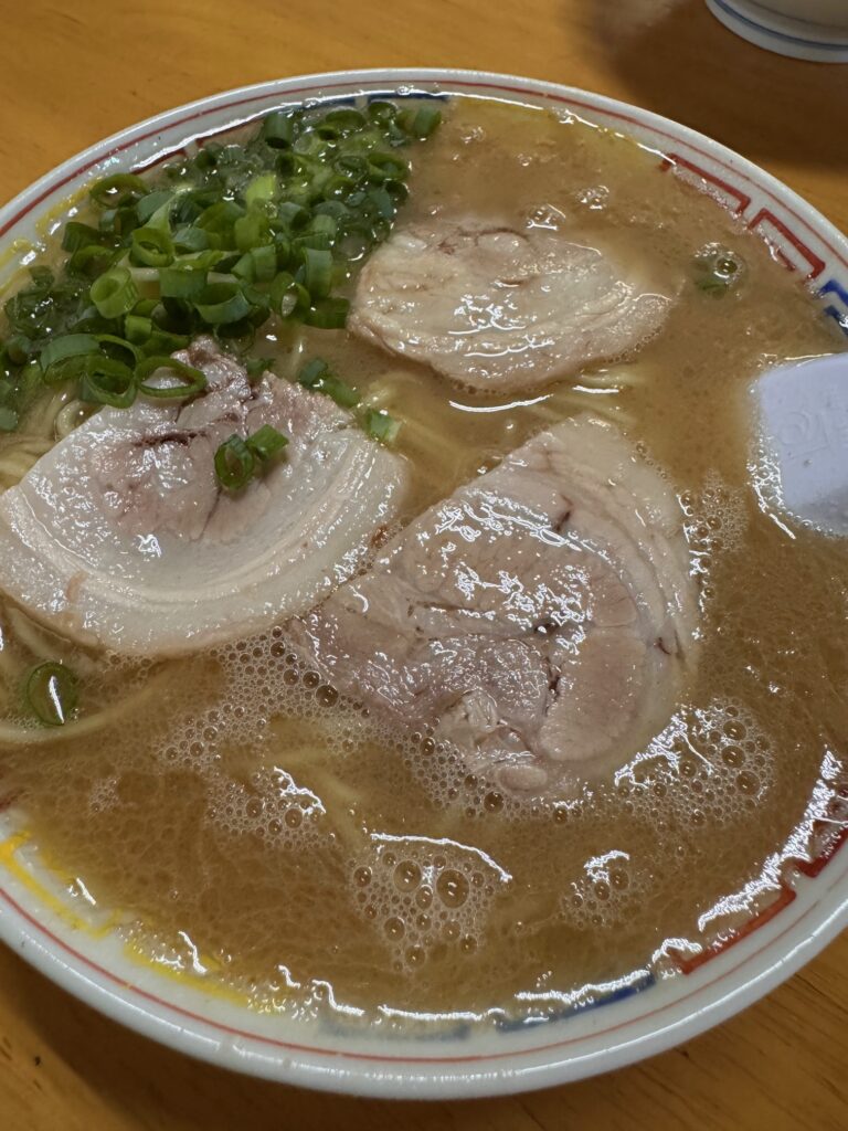 チャーシュー3枚と青ねぎが乗った大臣閣のラーメン並