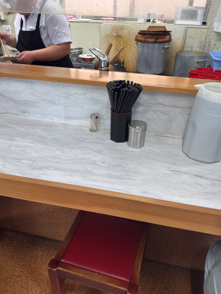 一光軒のカウンター席と厨房の様子