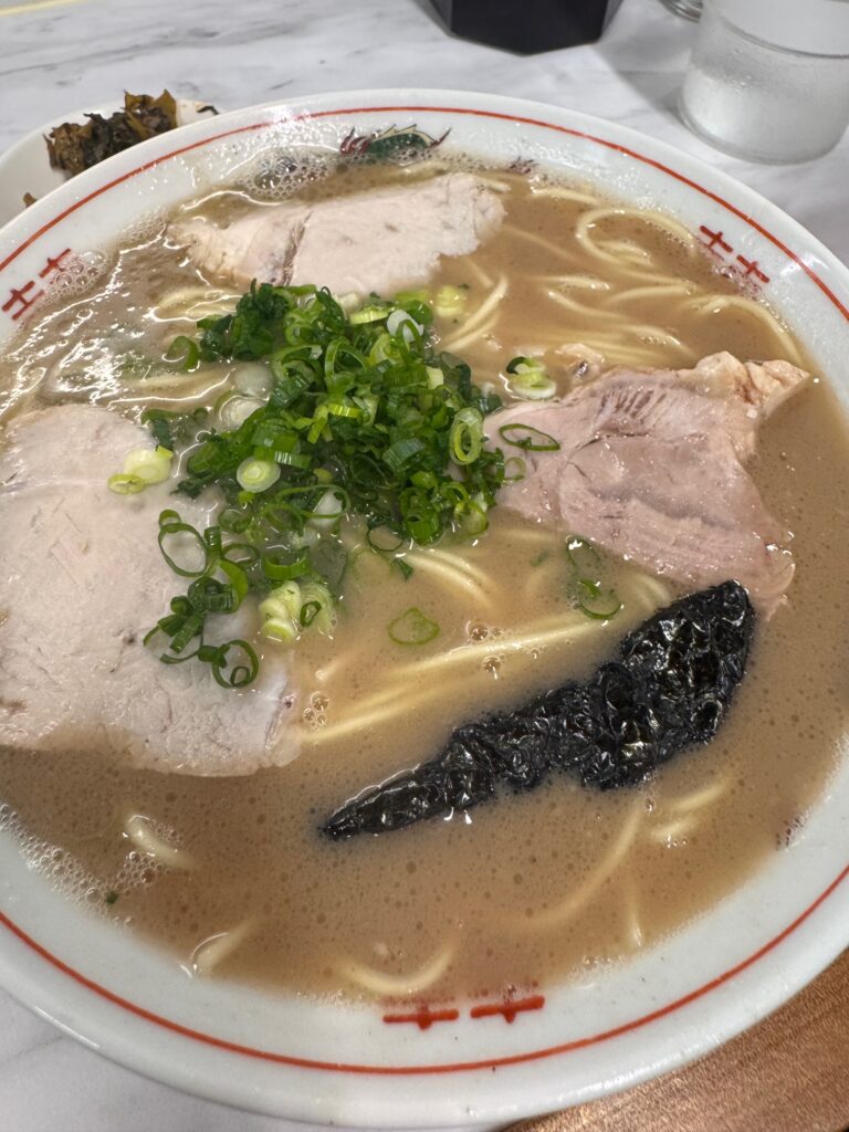 チャーシューと青ねぎ、海苔が乗った一光軒のラーメン