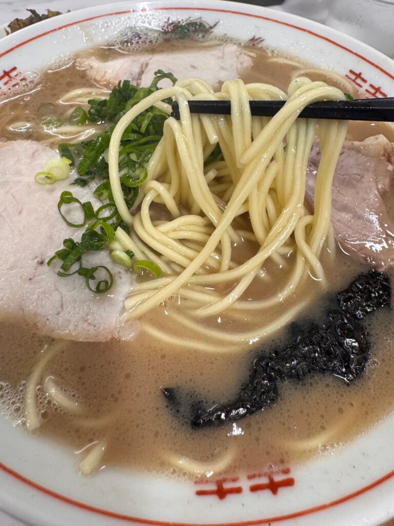 一光軒の中太ストレート麺を箸で持ち上げたところ