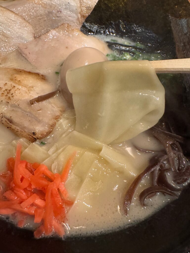 石田一龍福岡博多店の濃厚ラーメンに入ったワンタンのアップ