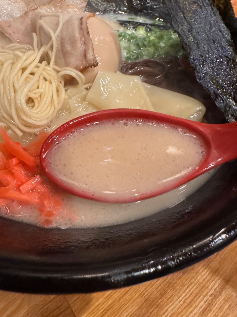 石田一龍福岡博多店のクリーミーな濃厚とんこつスープのアップ