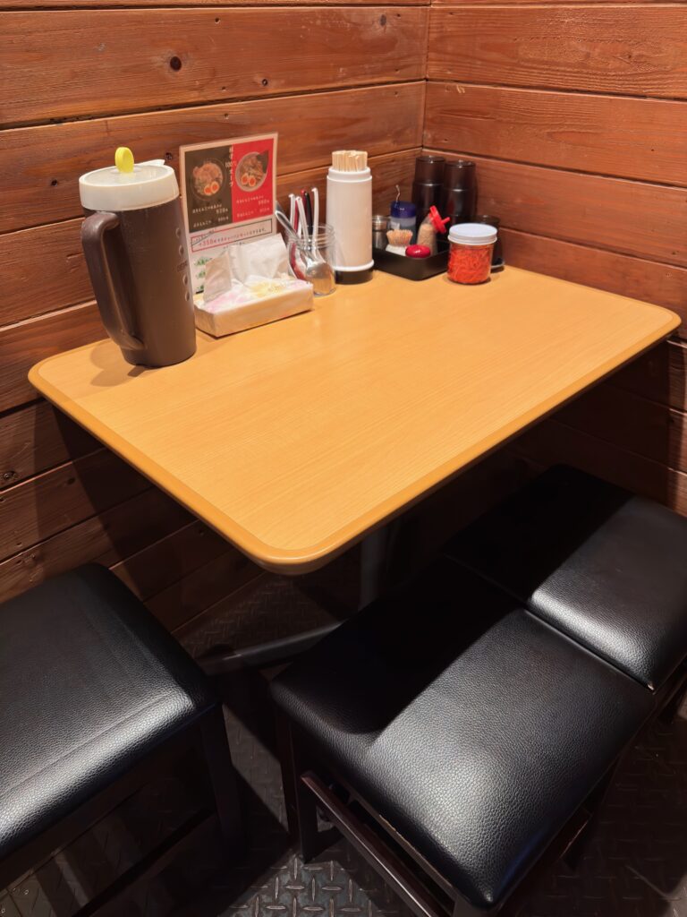 えいちゃんラーメンのテーブル席の様子