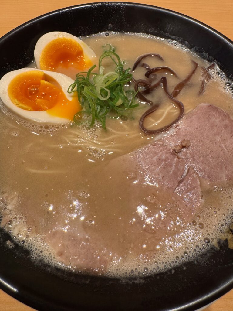 えいちゃんラーメンの濃厚とんこつ味玉ラーメン