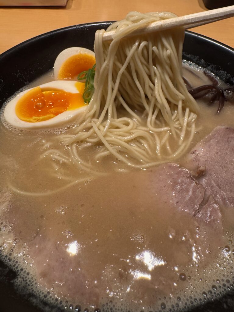 濃厚とんこつ味玉ラーメンの麺リフト写真