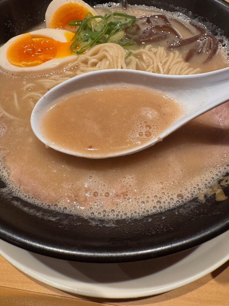 濃厚とんこつ味玉ラーメンのスープアップ写真