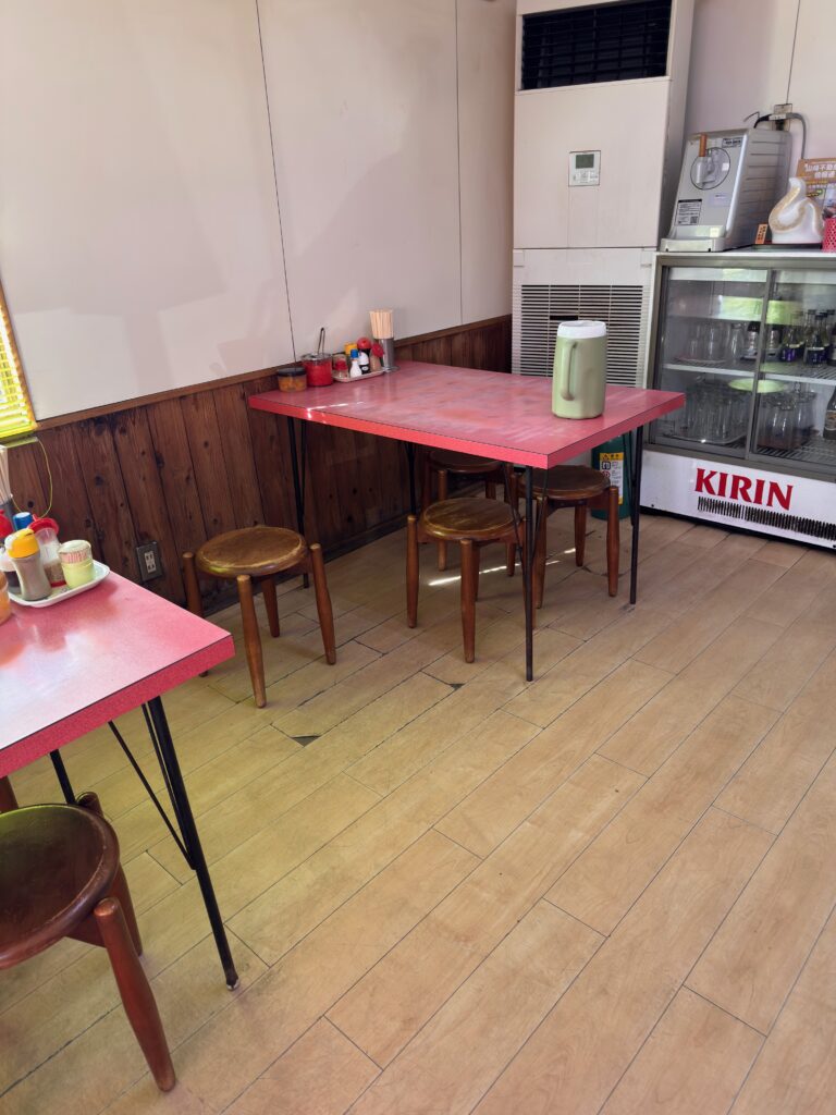 大久ラーメン吉野ケ里本店の店内。テーブル席やお座敷席があり家族連れでも利用しやすい雰囲気