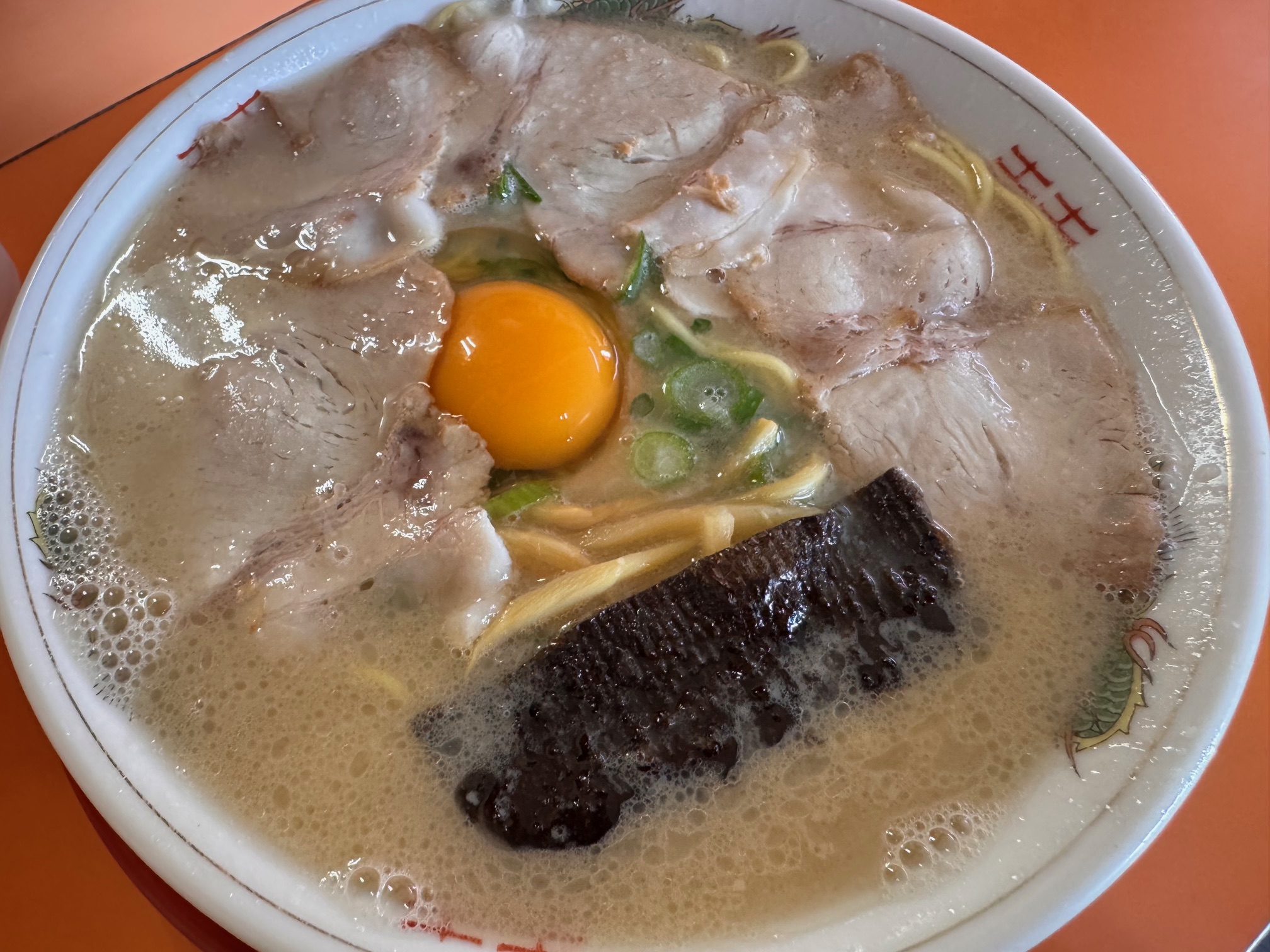 大久ラーメン吉野ケ里本店の生卵入りラーメン