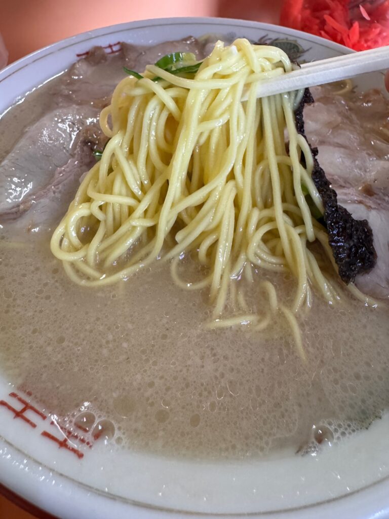 大久ラーメン吉野ケ里本店の生卵入りラーメンの中太麺。豚骨スープとよく絡む麺