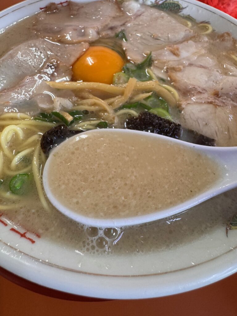 大久ラーメン吉野ケ里本店のあっさり豚骨スープ。飲みやすく旨みのあるスープ