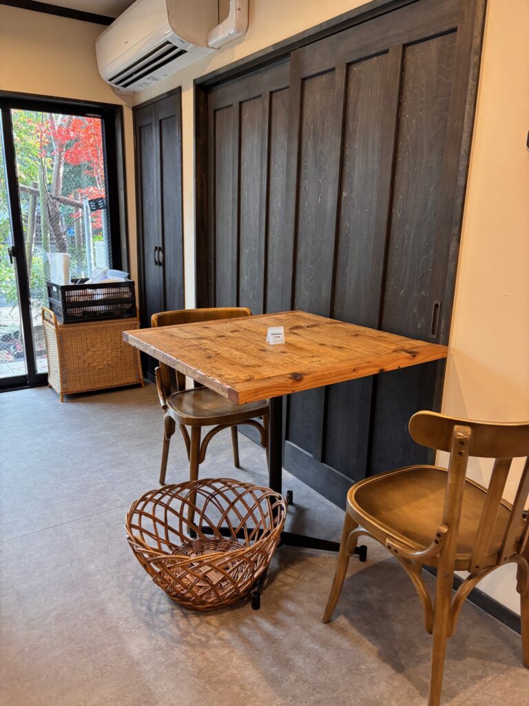 呉服茶屋の落ち着いた店内とテーブル席の様子