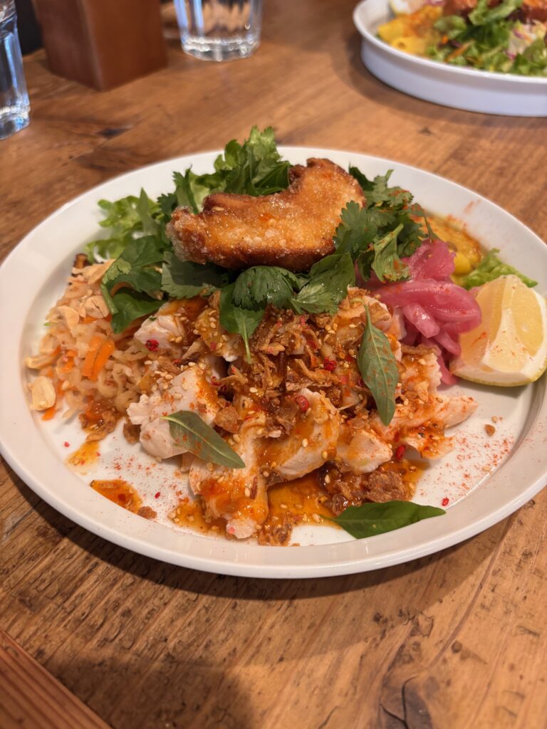 旨辛みそだれで食べる呉服茶屋のカオマンガイ風ランチ