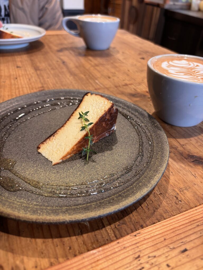 呉服茶屋のバスクチーズケーキとカフェラテ