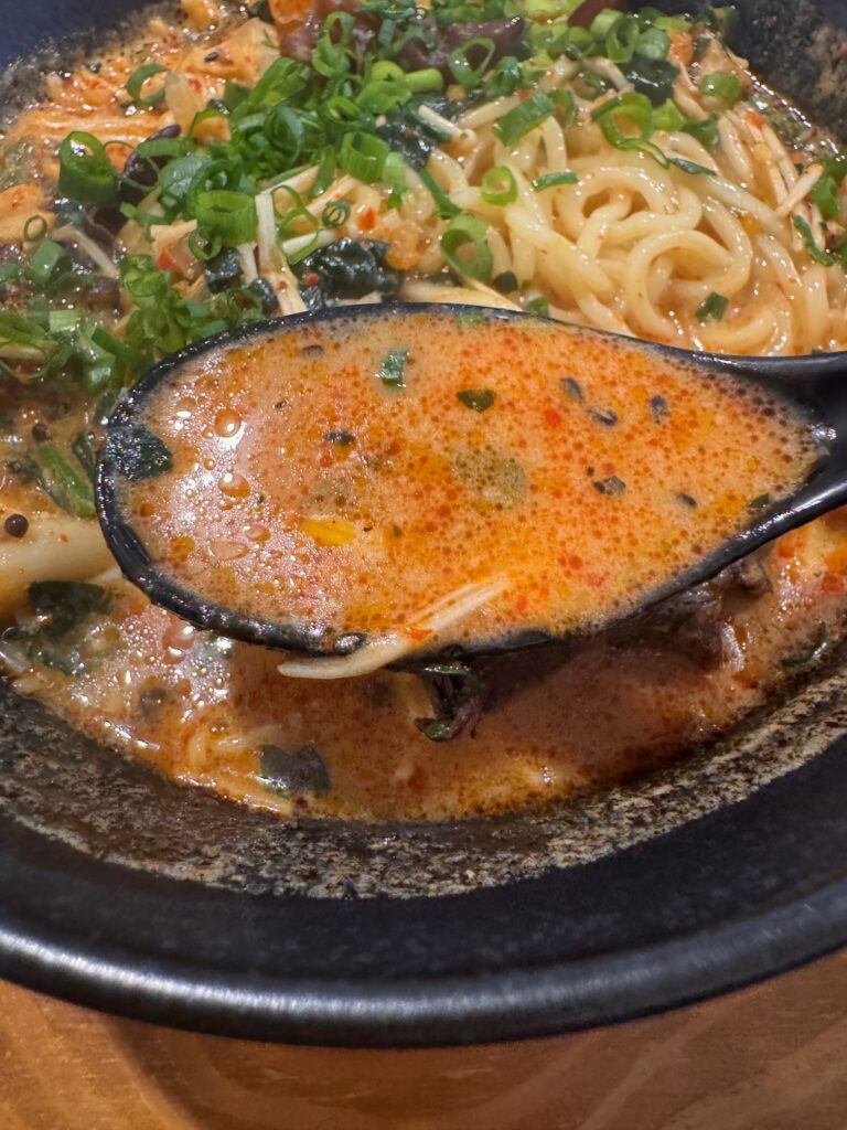 麺屋龍道新郷本町店の麻辣湯麺の麺｜中太と細麺の中間でスープとよく絡む