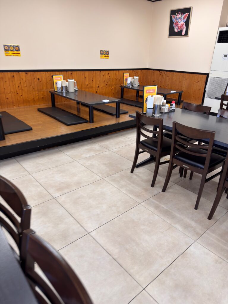 天隆佐賀南店の店内。テーブル席とお座敷席があり家族連れでも利用しやすい