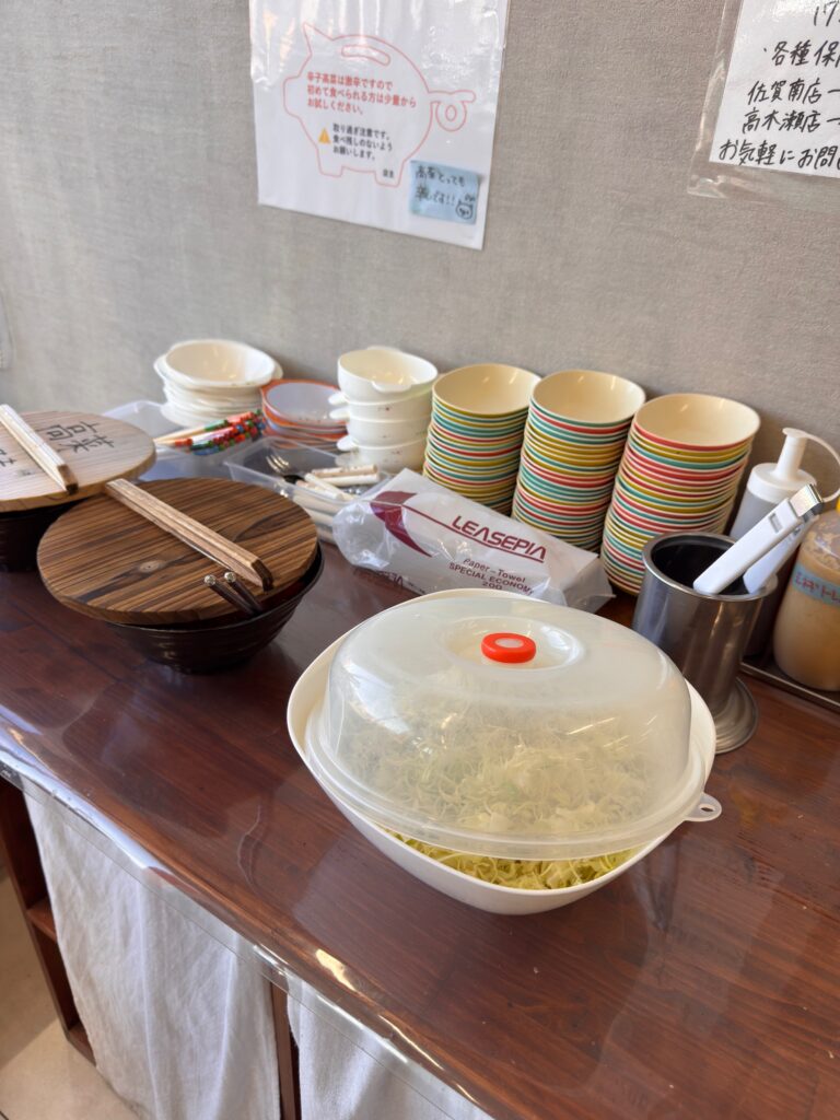 天隆佐賀南店の無料サービス。キャベツの千切りと辛子高菜、紅生姜