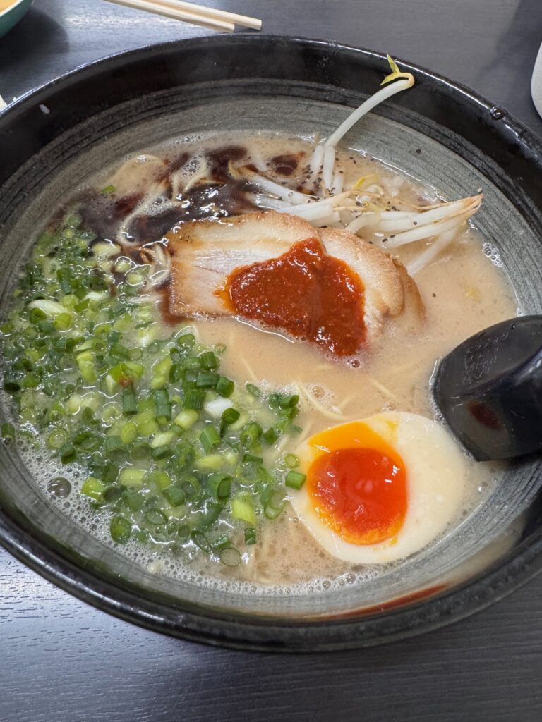 天隆佐賀南店の高木瀬らーめん。豚骨スープにピリ辛味噌がのった一杯