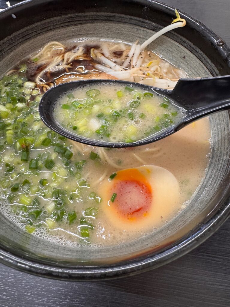 天隆佐賀南店の豚骨スープ。臭みが少なくコクのある味わい