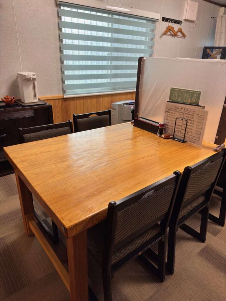 こころ食楽亭のテーブル席。半個室のようで落ち着いて食事ができる